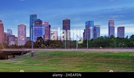 Lo skyline di Houston in giornata soleggiata da park erba di Texas USA Foto Stock