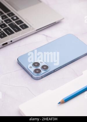 West Bangal, India - 10 gennaio 2022 : Apple iphone 13 pro in frame con sfondo colorato. Foto Stock