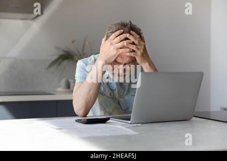 Infelice frustrato uomo di mezza età che ha problemi finanziari. Foto Stock