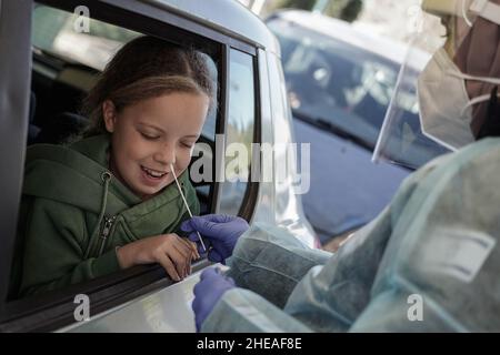 Gerusalemme, Israele. 10th Gennaio 2022. Gli israeliani sono sottoposti a test COVID-19 presso il complesso Ein Yael Drive Thru a Gerusalemme, mentre Israele si trova di fronte a un aumento dell'infezione da Coronavirus, molto probabilmente a causa della variante Omicron. Magen David Adom, il principale SME di Israele, conduce test PCR per gli anziani e test antigenici per tutti gli altri, poiché una carenza di kit di test PCR minaccia il prossimo futuro. Sebbene i test sugli antigeni si siano rivelati significativamente imprecisi, fornendo risultati SIA FALSI POSITIVI che FALSI NEGATIVI, alcuni dei sistemi economici e educativi del paese si basano su test frequenti per coloro che non sono vaccinati. Rosso Foto Stock