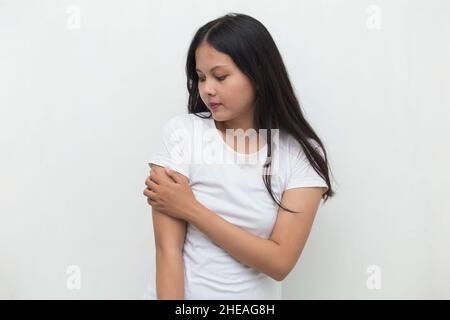 Primo piano donna che ha dolore nel gomito ferito. Foto Stock