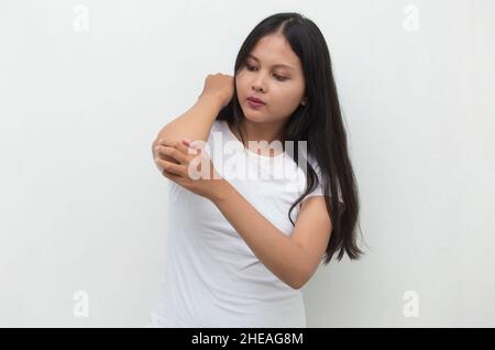 Primo piano donna che ha dolore nel gomito ferito. Foto Stock