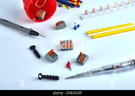 Prodotti e accessori elettrici per lavori elettrici Foto Stock
