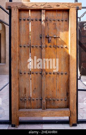 Tradizionali porte in legno intagliato islamico di al Shindagha quartiere storico, al Fahidi, Dubai, Emirati Arabi Uniti. Foto Stock