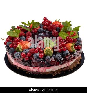 Torta di frutta cremosa. Torta al cioccolato con frutti di bosco estivi su sfondo bianco Foto Stock