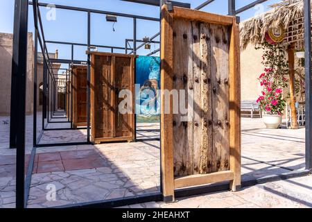 Dubai, Emirati Arabi Uniti, 27.09.2021. Tradizionali porte in legno del quartiere storico di al Shindagha esposte nel quartiere di al Fahidi. Foto Stock