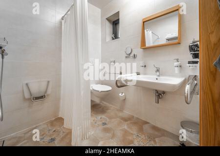 Interno di bagno per disabili o anziani Foto stock - Alamy