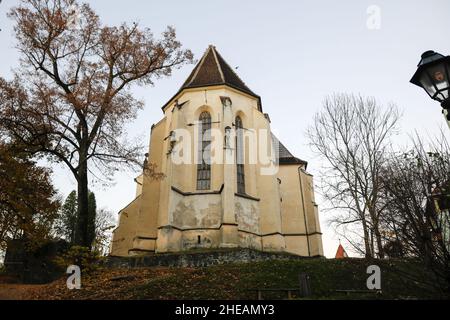 Sighisoara, Romania - 10 ottobre 2021: La Chiesa sulla collina nella città transilvana di Sighisoara in una mattinata d'autunno soleggiata. Foto Stock