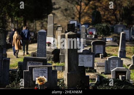 Sighisoara, Romania - 30 ottobre 2021: Dettagli con tombe, lapidi e vegetazione dal vecchio cimitero sassone nella cittadella medievale e pieno di w Foto Stock