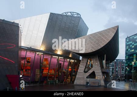 The Lowry Centre - Night Time at Salford Quays, Greater Manchester, Regno Unito Foto Stock