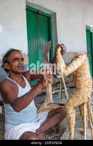 Un artista prepara un idolo di Dea Foto Stock