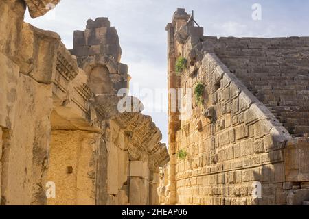 Al sole rovine di antico anfiteatro a Myra (ora Demre, Turchia) Foto Stock