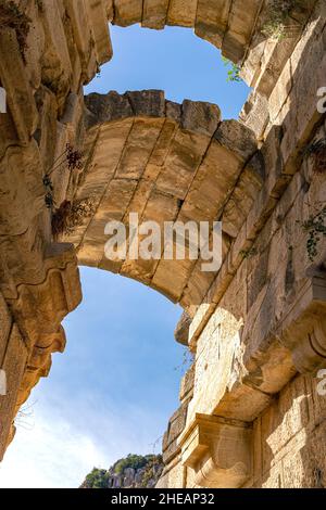 vista sotto le volte ad arco di antiche rovine Foto Stock