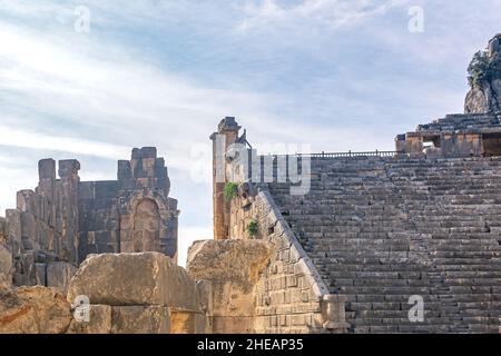 Al sole rovine di antico anfiteatro a Myra (ora Demre, Turchia) Foto Stock