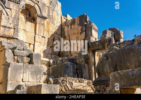 Al sole rovine di antico anfiteatro a Myra (ora Demre, Turchia) Foto Stock