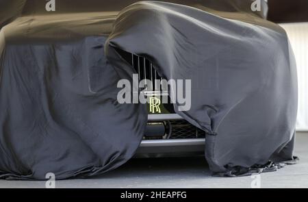 File photo datato 22/09/20 di Rolls-Royce svelando l'auto Ghost durante la giornata dei media per il Salon Prive Concours d'Elegance al Blenheim Palace in Oxfordshire. Rolls-Royce Motor Cars ha raggiunto un anno record per le vendite nel 2021, guidato dal modello Ghost. L'azienda BMW-posseduta ha detto che ha trasportato 5.586 automobili l'anno scorso, in su 49 per cento su 2020. Data di emissione: Lunedì 10 gennaio 2022. Foto Stock