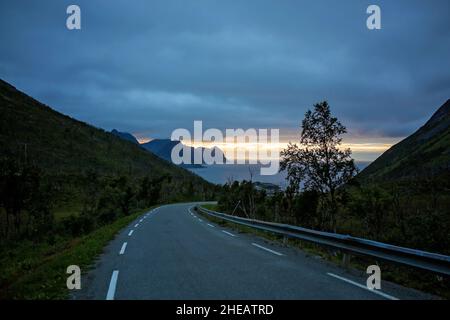 Veduta aerea di Husoy, piccolo villaggio su una piccola isola appartenente alla grande isola di Senja ed essendo circondato da un bel paesaggio di montagna Foto Stock