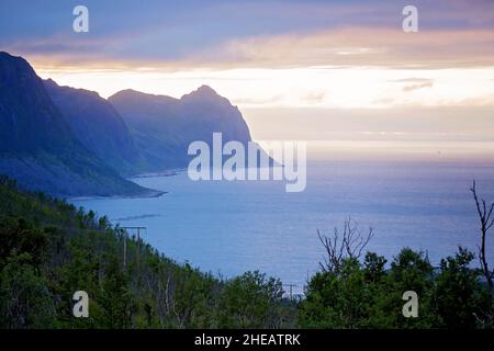 Veduta aerea di Husoy, piccolo villaggio su una piccola isola appartenente alla grande isola di Senja ed essendo circondato da un bel paesaggio di montagna Foto Stock