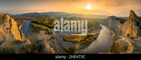 Vista panoramica super ampia dalla scogliera al fiume Alazani e splendida alba su Mijniskure, parco nazionale di VAshlovani Foto Stock