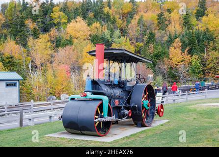 Un rullo a vapore d'epoca, una mostra in mostra al museo all'aperto della ferrovia di Mount Washington, Mount Washington, New Hampshire, New England, USA Foto Stock