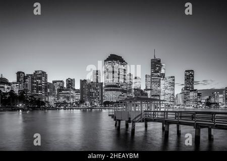 Vista notturna della skyline del quartiere centrale degli affari di Brisbane nel Queensland Australia Foto Stock