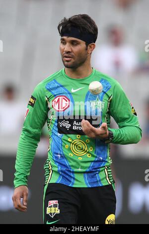 MELBOURNE, AUSTRALIA - GENNAIO 10: Qais Ahmad delle Melbourne Stars Bowls durante la partita di cricket della Big Bash League tra Melbourne Stars e Adeliade Strikers al Melbourne Cricket Ground il 10 Gennaio 2022 a Melbourne, Australia. Image Credit: brett keating/Alamy Live News Foto Stock