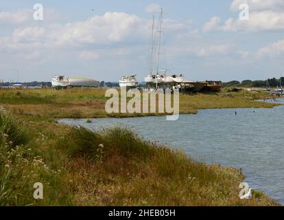 Barche viste su terra asciutta in Itchenor occidentale. Foto Stock