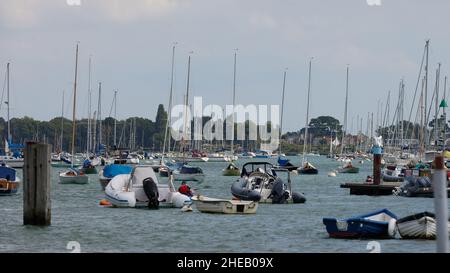 Barche viste nel porto di Itchenor ovest. Foto Stock