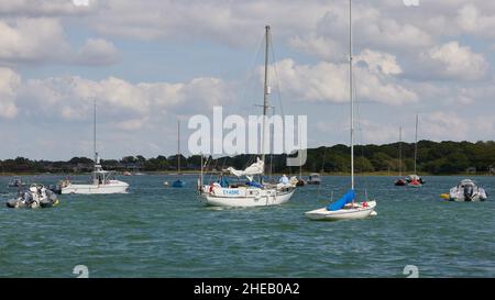 Barche a vela viste nel porto di West Itchenor. Foto Stock