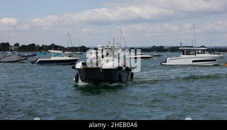 Traghetto visto arrivare nel porto di West Itchenor. Foto Stock