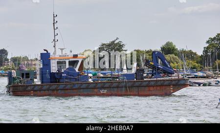 Barca di lavoro vista nel porto di Itchenor occidentale. Foto Stock