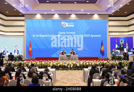 Pechino, Vietnam. 15 novembre 2020. La cerimonia di firma dell'accordo di partenariato economico globale regionale (RCEP) si svolge tramite videoconferenza ad Hanoi, Vietnam, 15 novembre 2020. Credit: VNA/Xinhua/Alamy Live News Foto Stock