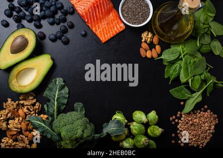 Fondo alimentare sano con buone fonti di grassi, ingredienti ricchi di acidi grassi Foto Stock