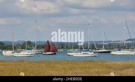 Barche viste nel porto di Itchenor ovest. Foto Stock