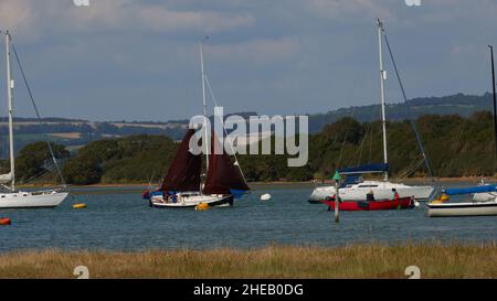 Barche viste nel porto di Itchenor ovest. Foto Stock