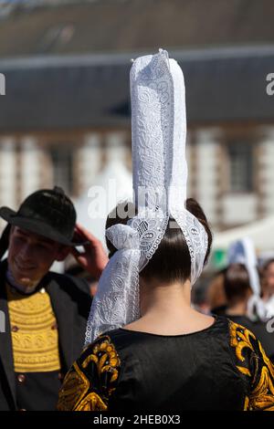 Morlaix, Francia - Luglio 18 2021: Ballerini bretoni in costume e headdresses tradizionali. Foto Stock