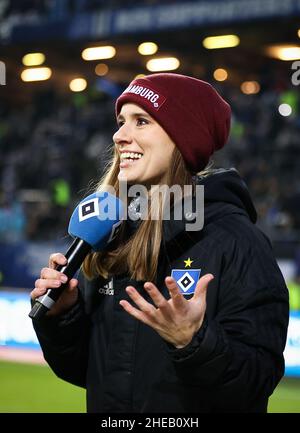 18 dicembre 2021, Amburgo: Calcio: 2nd Bundesliga, Matchday 18, Hamburger SV - FC Schalke 04 al Volksparkstadion. Christina Rann, annunciatrice dello stadio di Hamburger SV, si trova in campo dopo la partita. (Al dpa 'quando l'annunciatore dello stadio Christina Rann accende il fuoco') Foto: Christian Charisius/dpa Foto Stock