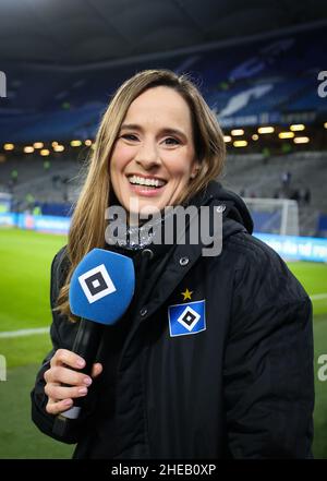 18 dicembre 2021, Amburgo: Calcio: 2nd Bundesliga, Matchday 18, Hamburger SV - FC Schalke 04 al Volksparkstadion. Christina Rann, annunciatrice dello stadio di Hamburger SV, si trova in campo prima della partita. (Al dpa 'quando l'annunciatore dello stadio Christina Rann accende il fuoco') Foto: Christian Charisius/dpa Foto Stock