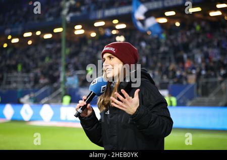 18 dicembre 2021, Amburgo: Calcio: 2nd Bundesliga, Matchday 18, Hamburger SV - FC Schalke 04 al Volksparkstadion. Christina Rann, annunciatrice dello stadio di Hamburger SV, si trova in campo dopo la partita. (Al dpa 'quando l'annunciatore dello stadio Christina Rann accende il fuoco') Foto: Christian Charisius/dpa Foto Stock