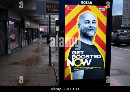 Get Boosted Now Covid-19 booster consulenza advertising board from the NHS and HM Government on 28th December 2021 in Birmingham, Regno Unito. Mentre la variante di Omicron Coronavirus continua a diffondersi nel Regno Unito, il pubblico è incoraggiato ad assumere il jab booster per la massima protezione contro tutte le varianti attuali e future. Foto Stock