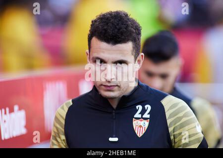 Oussama Idrissi di Siviglia si riscalda durante il campionato spagnolo la Liga partita di calcio tra Sevilla FC e Getafe CF il 9 gennaio 2022 allo stadio Ramon Sanchez-Pizjuan di Sevilla, Spagna - Foto: Joaquin Corchero/DPPI/LiveMedia Foto Stock