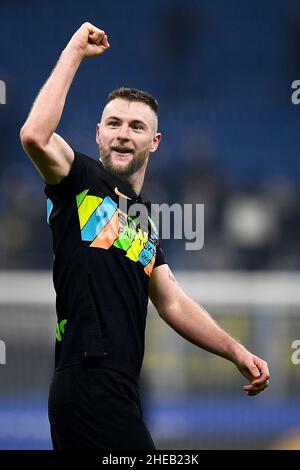 Milano, Italia. 09 gennaio 2022. Lo Skriniar di Milano del FC Internazionale celebra la vittoria al termine della serie A di una partita di calcio tra il FC Internazionale e la SS Lazio. Credit: Nicolò campo/Alamy Live News Foto Stock