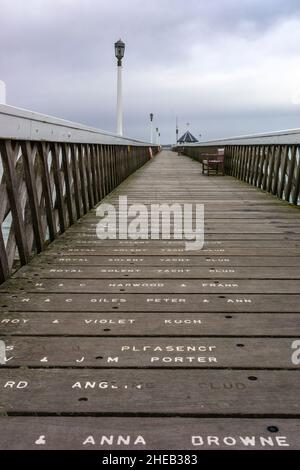 Yarmouth Pier, un molo vittoriano di Yarmouth sull'isola di Wight, Hampshire, Inghilterra, Regno Unito Foto Stock