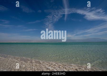 Il livello dell'acqua che si innesca e la cristallizzazione del sale dovuta all'evaporazione sulle rive del Mar Morto, Israele Foto Stock