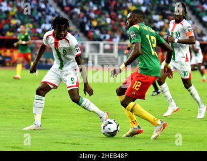 Yaounde, Camerun. 9th Jan 2022. Karl Toko Ekambi (front R) del Camerun vibra con Issa Kabore del Burkina Faso durante la loro partita di calcio di gruppo A alla Coppa delle nazioni dell'Africa allo Stadio Olembe di Yaounde, Camerun, 9 gennaio 2022. Credit: Kepseu/Xinhua/Alamy Live News Foto Stock