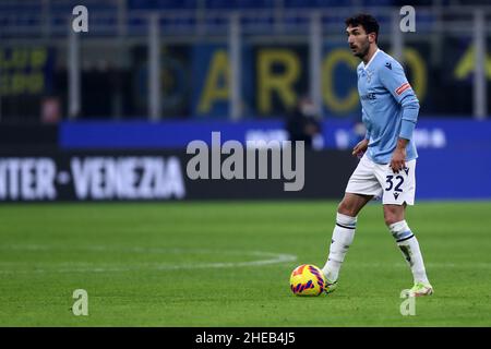 Milano, Italia. 09th Jan 2022. Danilo Cataldi della SS Lazio controlla la palla durante la Serie A match tra FC Internazionale e SS Lazio allo Stadio Giuseppe Meazza il 9 gennaio 2022 a Milano. Credit: Marco Canoniero/Alamy Live News Foto Stock