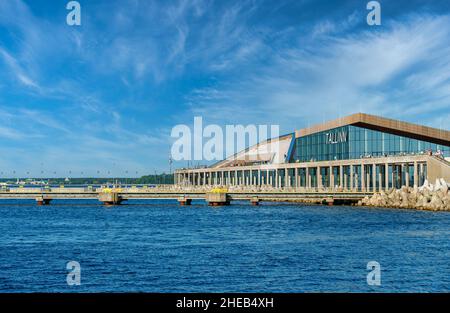 Passeggiata nel porto delle navi da crociera di Tallinn in Estonia. Foto Stock