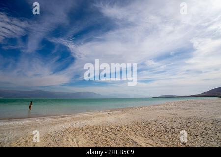 Il livello dell'acqua che si innesca e la cristallizzazione del sale dovuta all'evaporazione sulle rive del Mar Morto, Israele Foto Stock