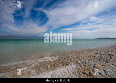 Il livello dell'acqua che si innesca e la cristallizzazione del sale dovuta all'evaporazione sulle rive del Mar Morto, Israele Foto Stock