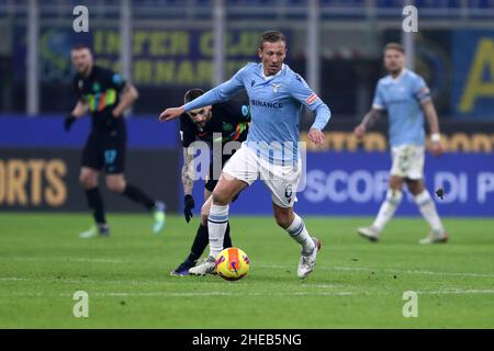 Milano, Italia. 09th Jan 2022. Lucas Leiva della SS Lazio controlla la palla durante la Serie A match tra FC Internazionale e SS Lazio allo Stadio Giuseppe Meazza il 9 gennaio 2022 a Milano. Credit: Marco Canoniero/Alamy Live News Foto Stock